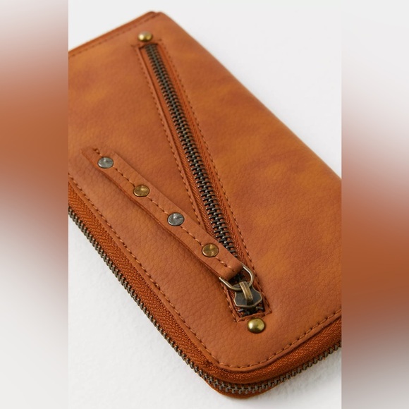 🌸 FREE PEOPLE Distressed Brown Vegan Wallet 🌸 - Picture 3 of 7